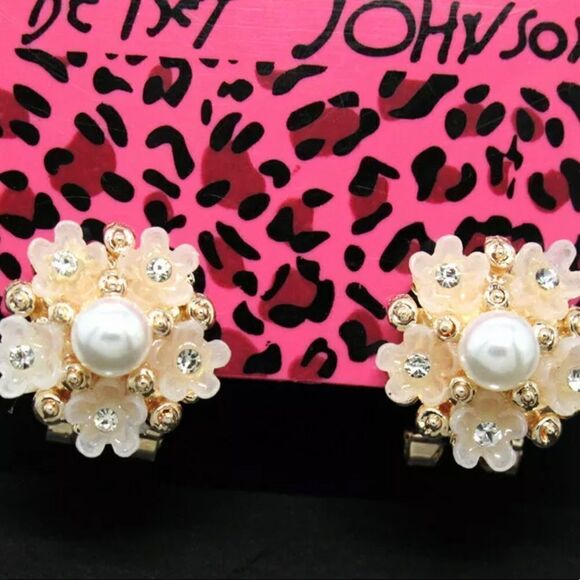 BJ PEARL FLOWER EARRINGS NWT - Picture 2 of 3